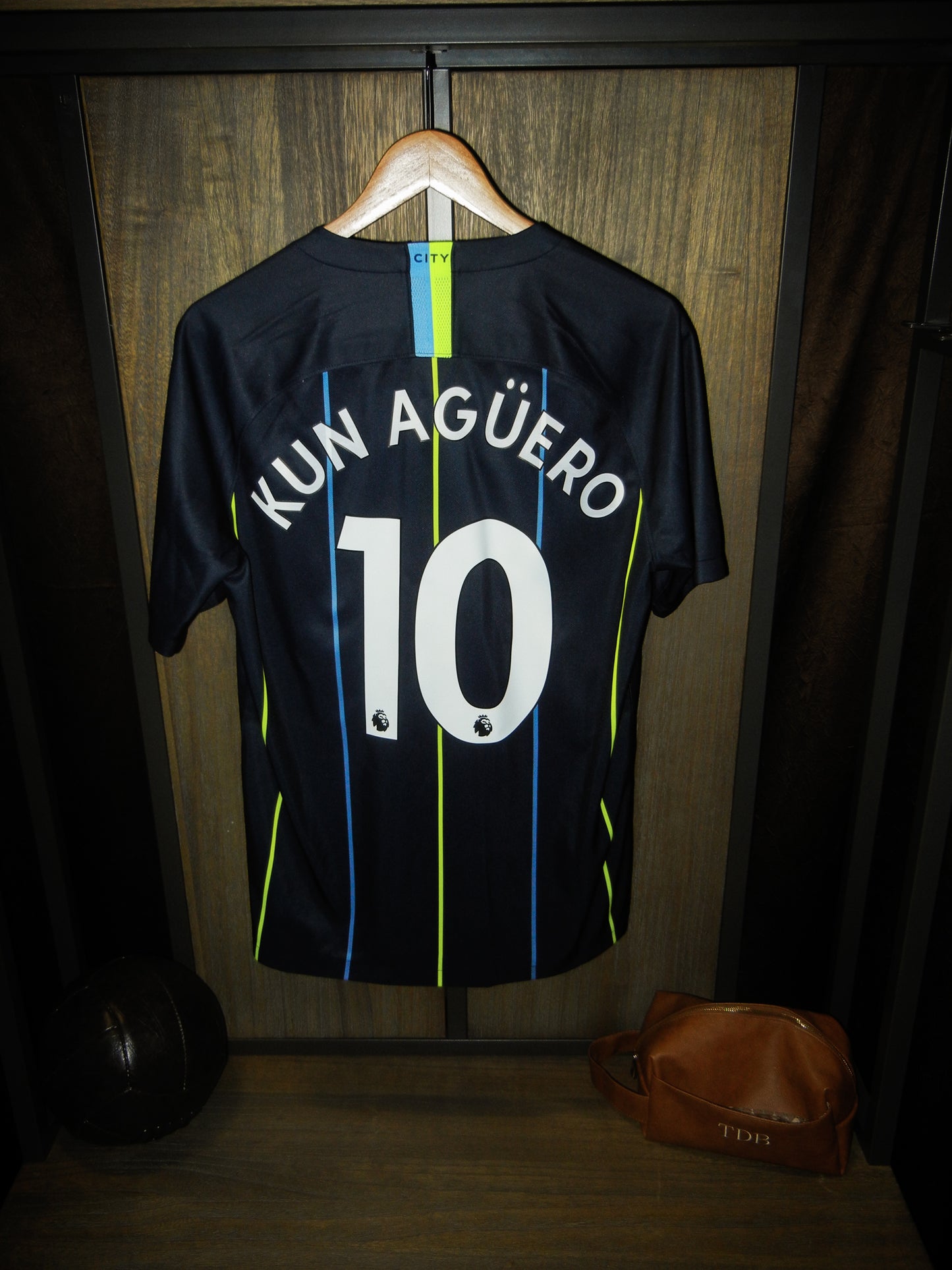 Manchester City 2018/2019 Away Jersey – Kun Agüero #10 – Medium – Navy Nike Shirt (MPN: 919002-476)