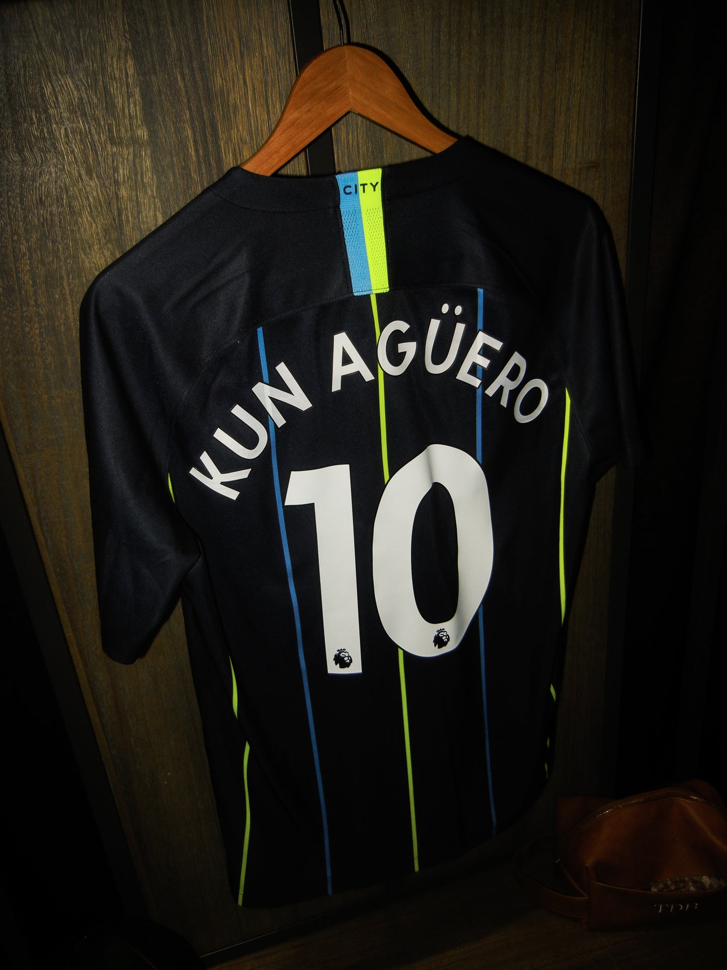 Manchester City 2018/2019 Away Jersey – Kun Agüero #10 – Medium – Navy Nike Shirt (MPN: 919002-476)