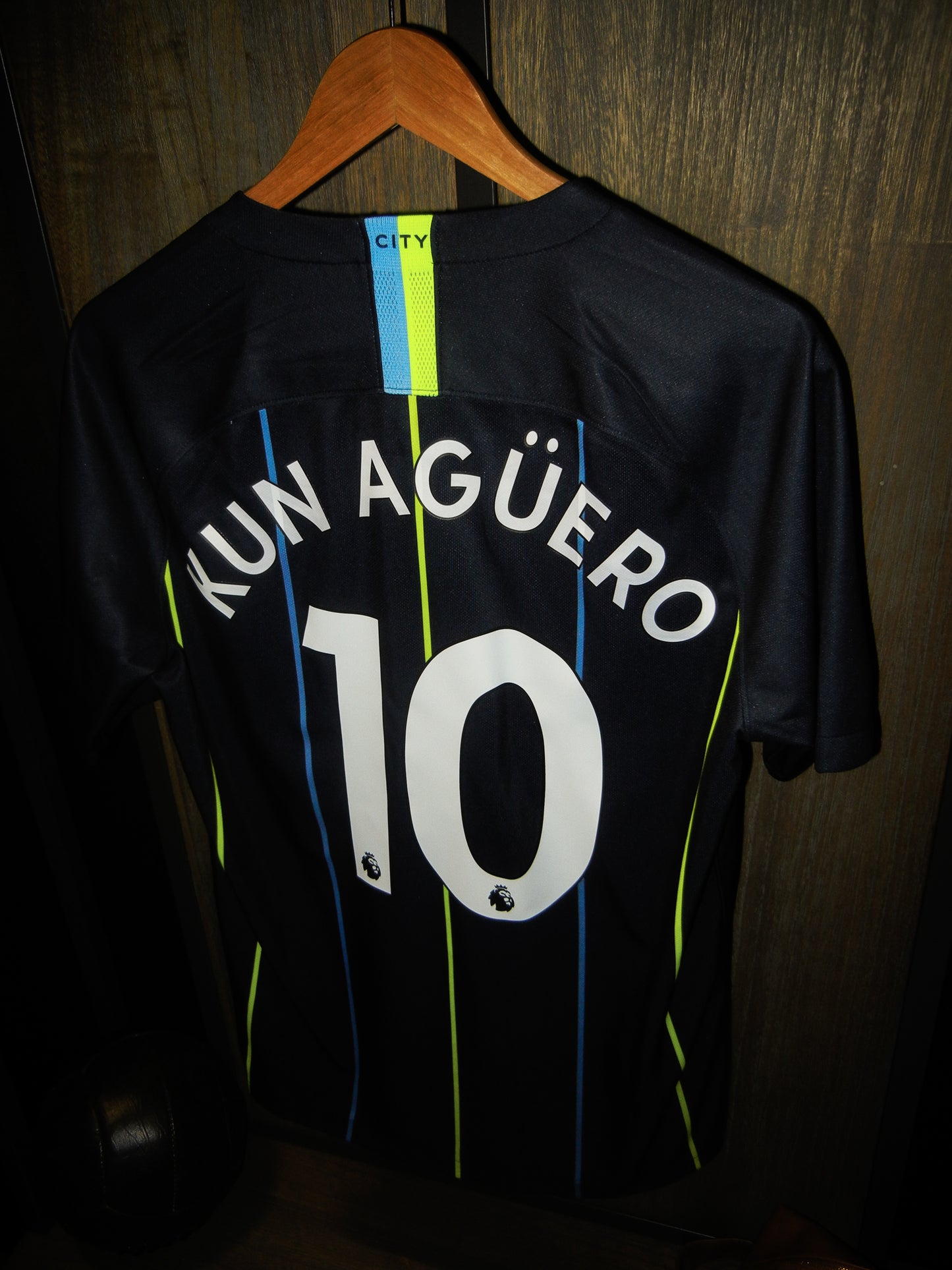 Manchester City 2018/2019 Away Jersey – Kun Agüero #10 – Medium – Navy Nike Shirt (MPN: 919002-476)