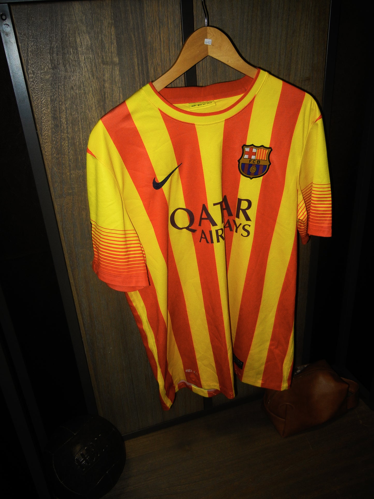 Barcelona 2013/2014 Away Jersey – Lionel Messi #10 – Size Large – Yellow Nike Shirt (MPN: 532823-703)
