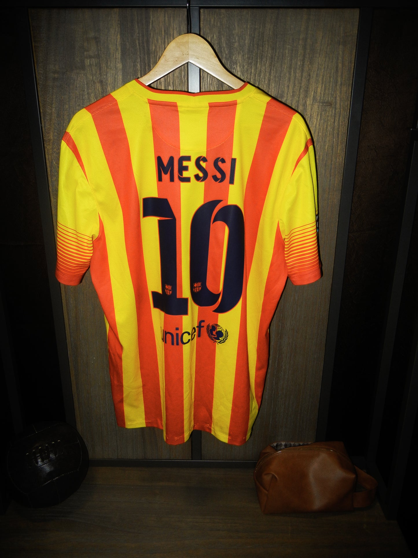 Barcelona 2013/2014 Away Jersey – Lionel Messi #10 – Size Large – Yellow Nike Shirt (MPN: 532823-703)