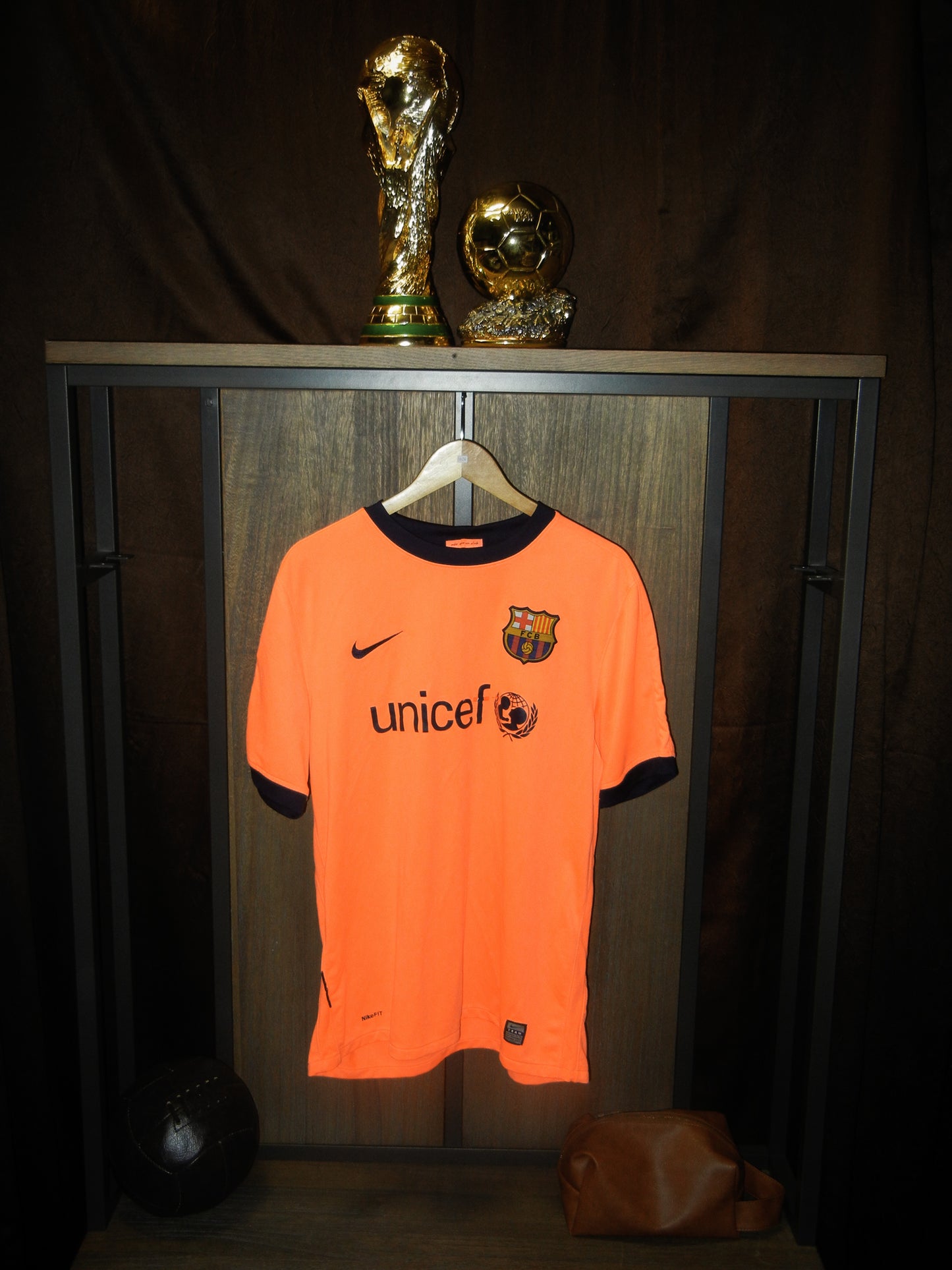 Barcelona 2009/2010 Away Jersey – Lionel Messi #10 – Large – Nike Orange Shirt (MPN: 355020-870)
