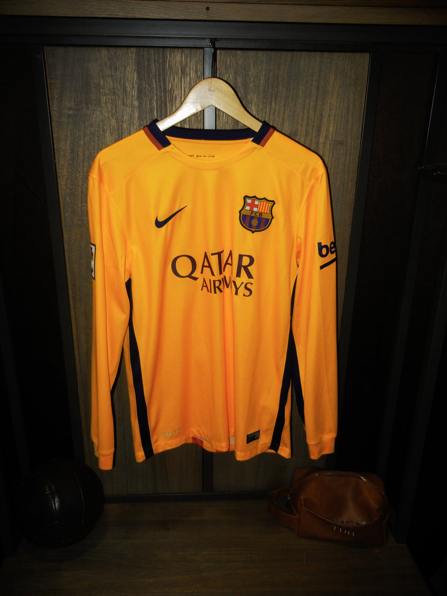Barcelona 2015/2016 Away Long Sleeve Jersey – Neymar Jr #11 – Medium – Golden and Yellow Nike Shirt (MPN: 658777-740)