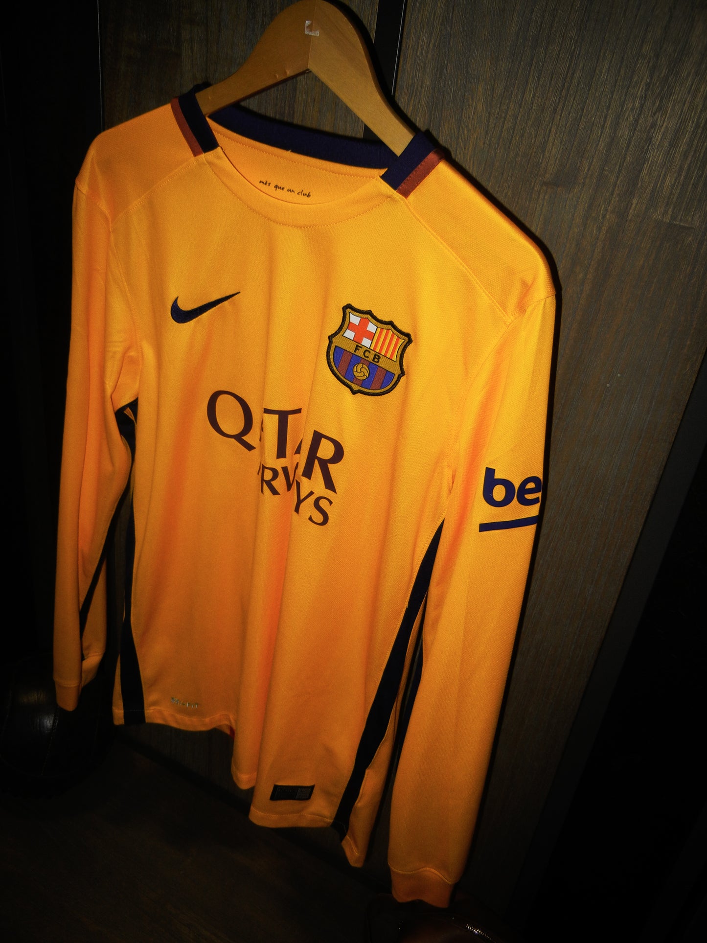Barcelona 2015/2016 Away Long Sleeve Jersey – Neymar Jr #11 – Medium – Golden and Yellow Nike Shirt (MPN: 658777-740)