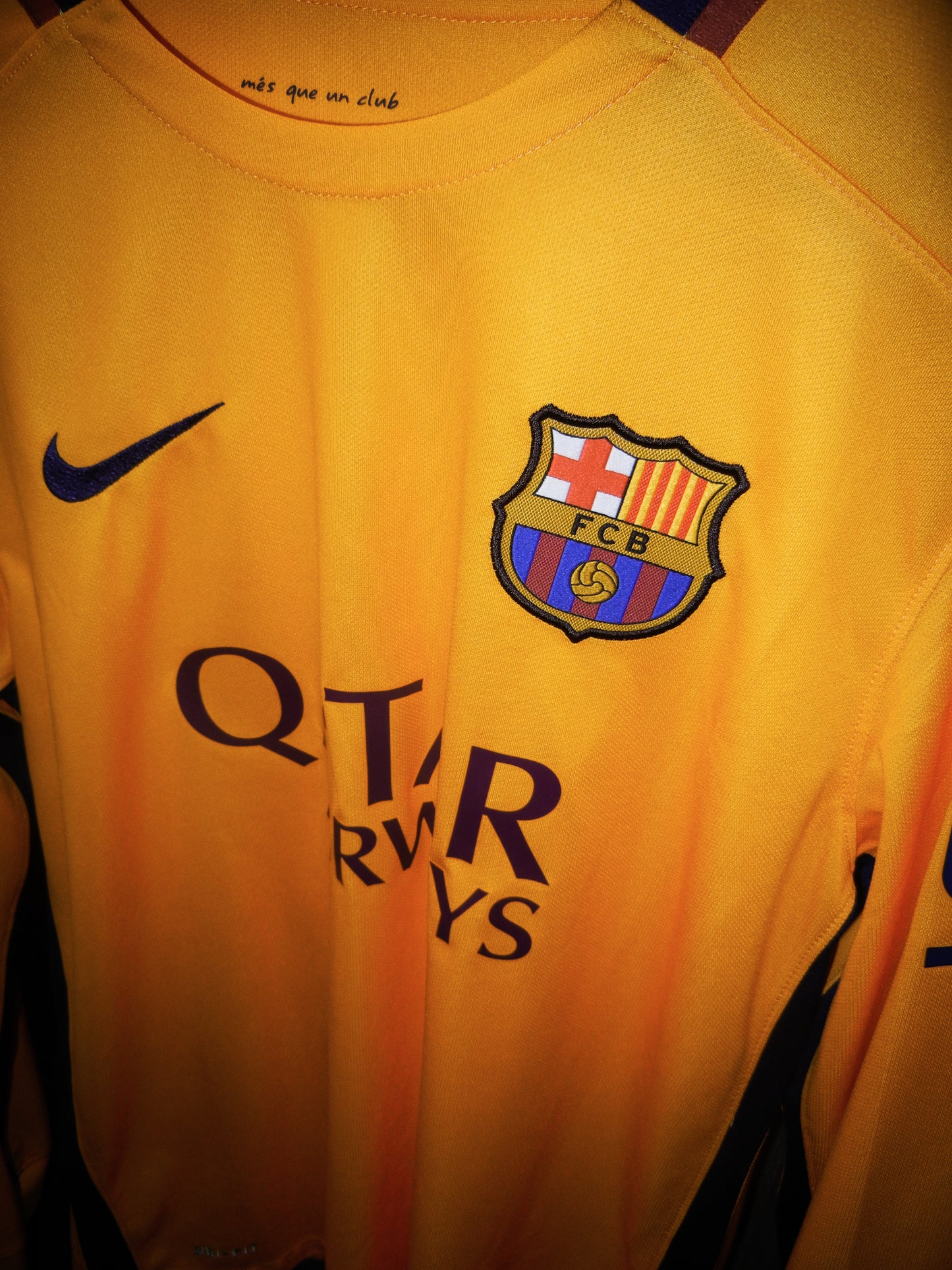 Barcelona 2015/2016 Away Long Sleeve Jersey – Neymar Jr #11 – Medium – Golden and Yellow Nike Shirt (MPN: 658777-740)