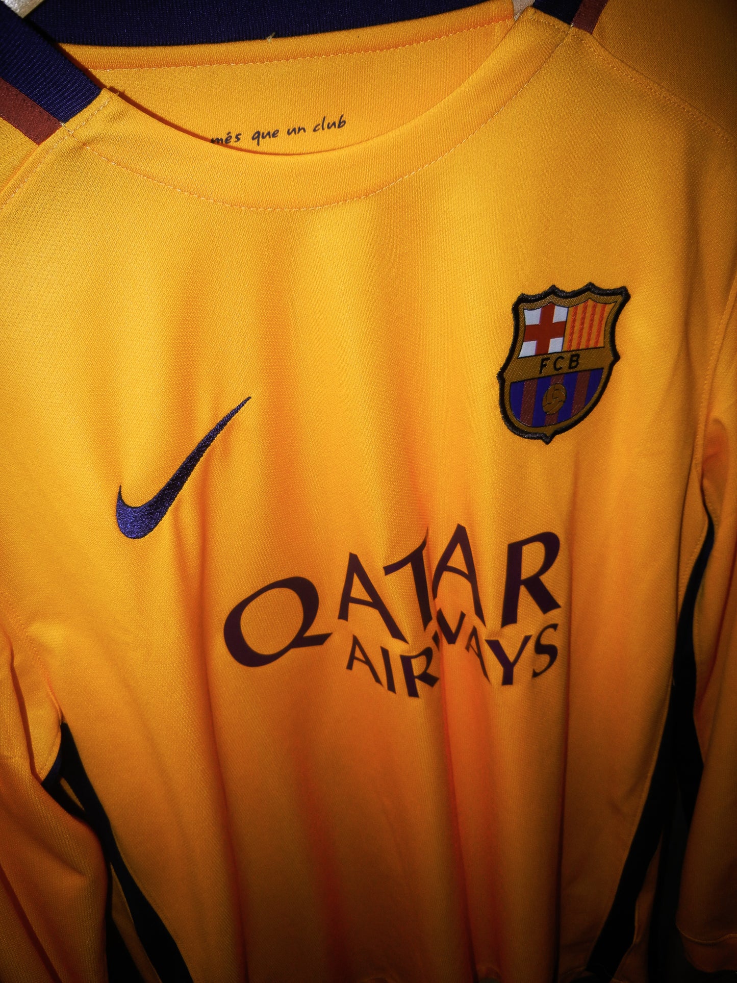 Barcelona 2015/2016 Away Long Sleeve Jersey – Neymar Jr #11 – Medium – Golden and Yellow Nike Shirt (MPN: 658777-740)