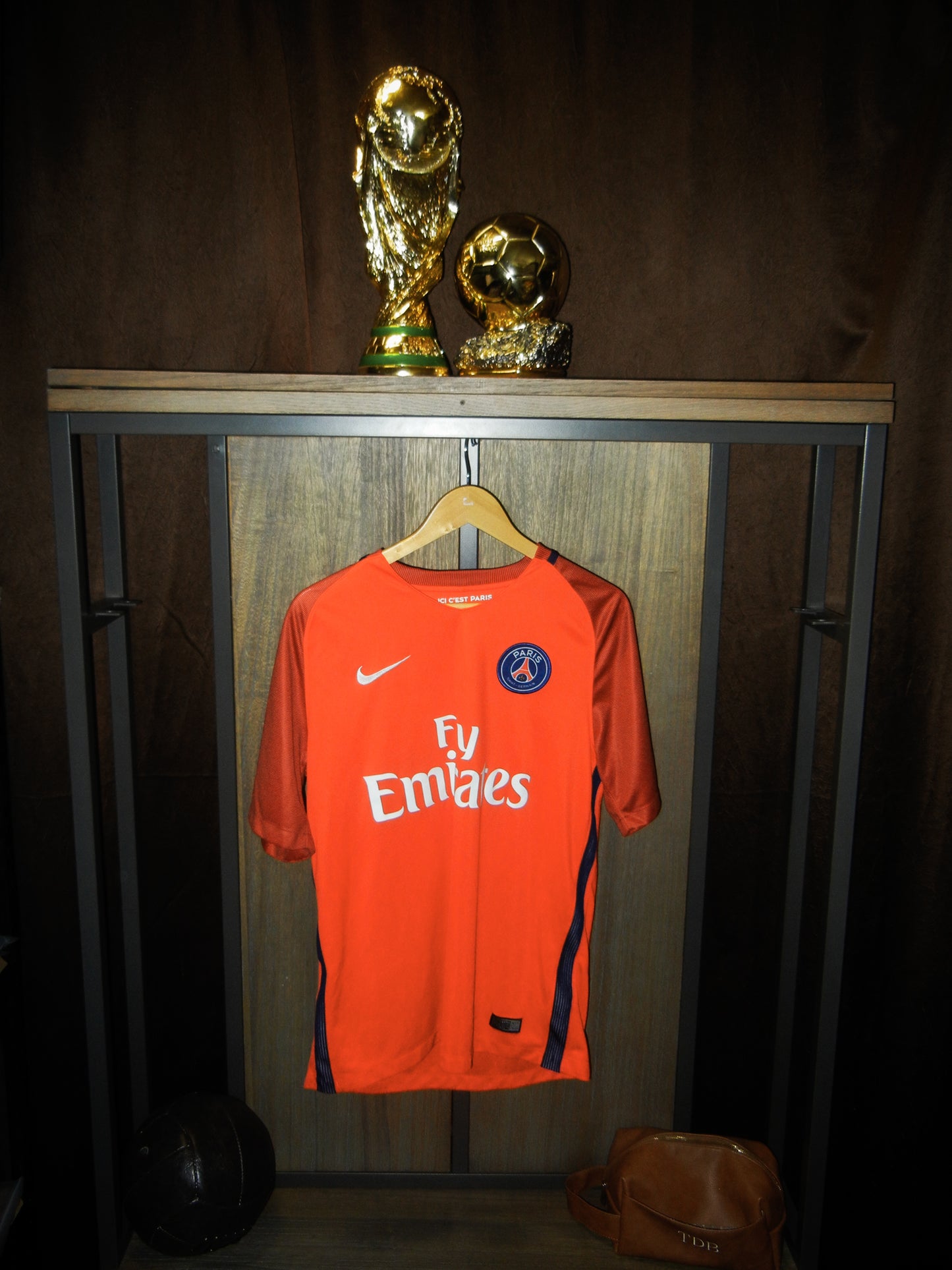 Paris Saint-Germain 2016/2017 Away Jersey – Di María #11 – Large – Red Nike Shirt (MPN: 776924-601)