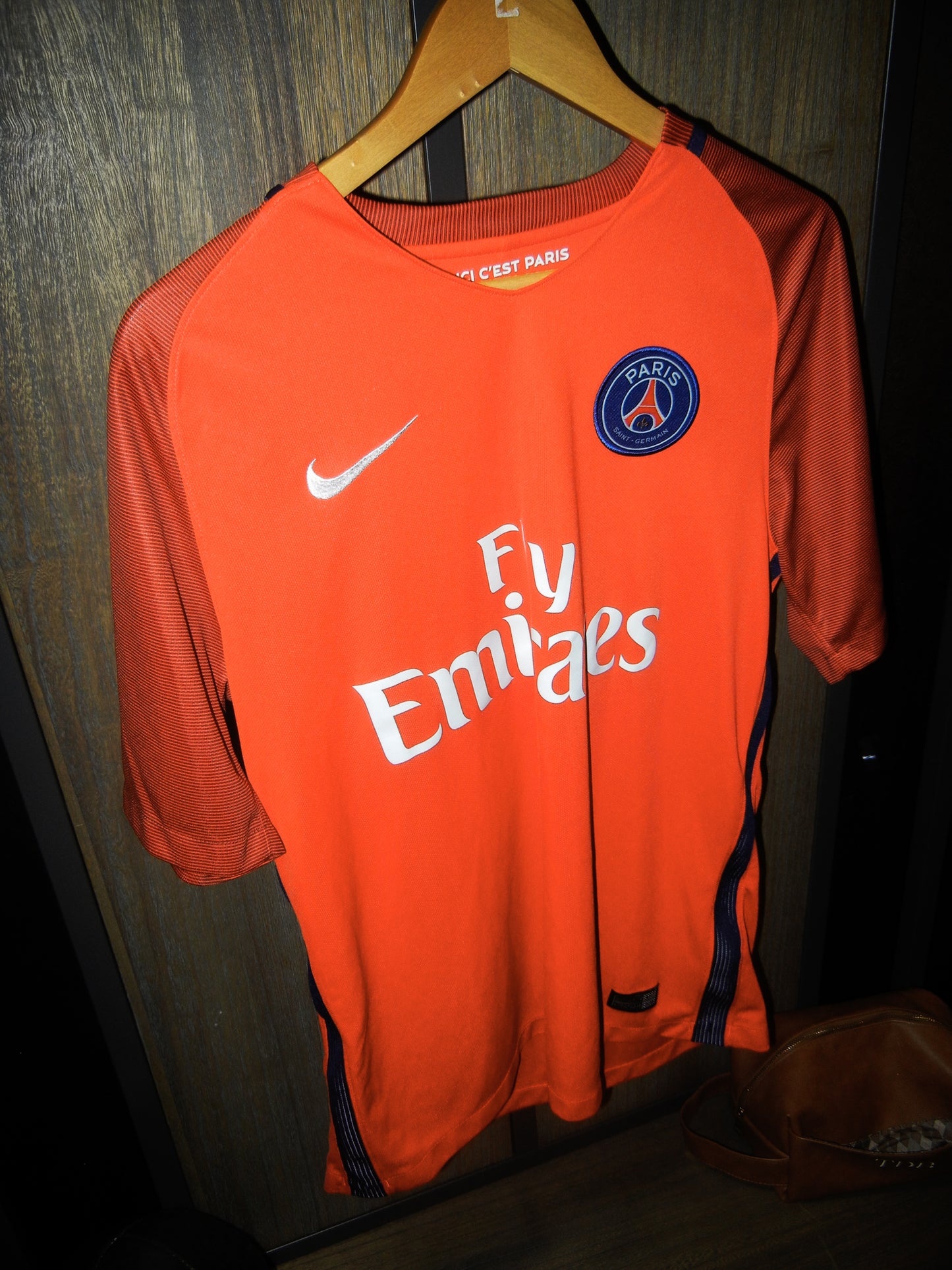 Paris Saint-Germain 2016/2017 Away Jersey – Di María #11 – Large – Red Nike Shirt (MPN: 776924-601)