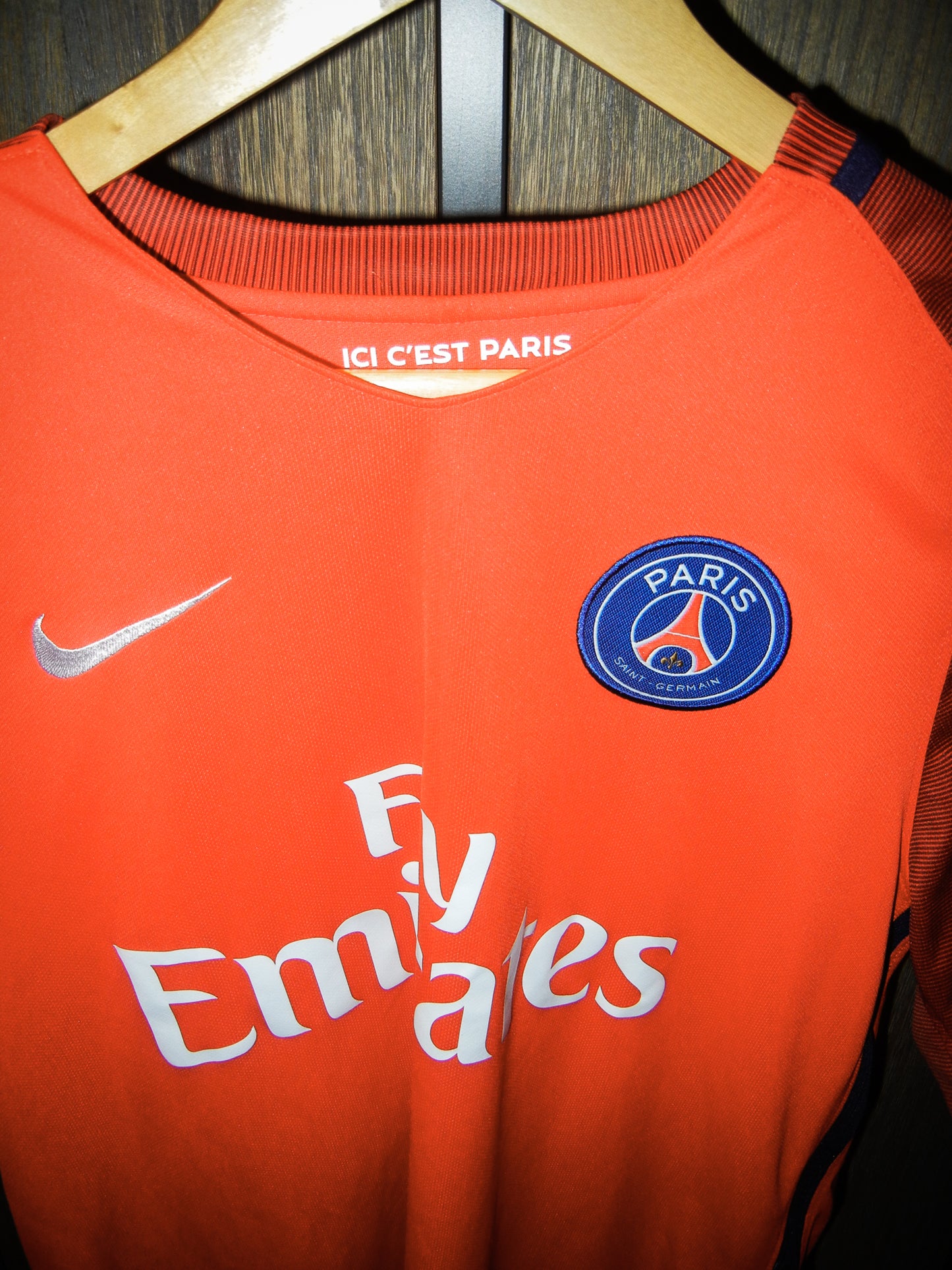 Paris Saint-Germain 2016/2017 Away Jersey – Di María #11 – Large – Red Nike Shirt (MPN: 776924-601)