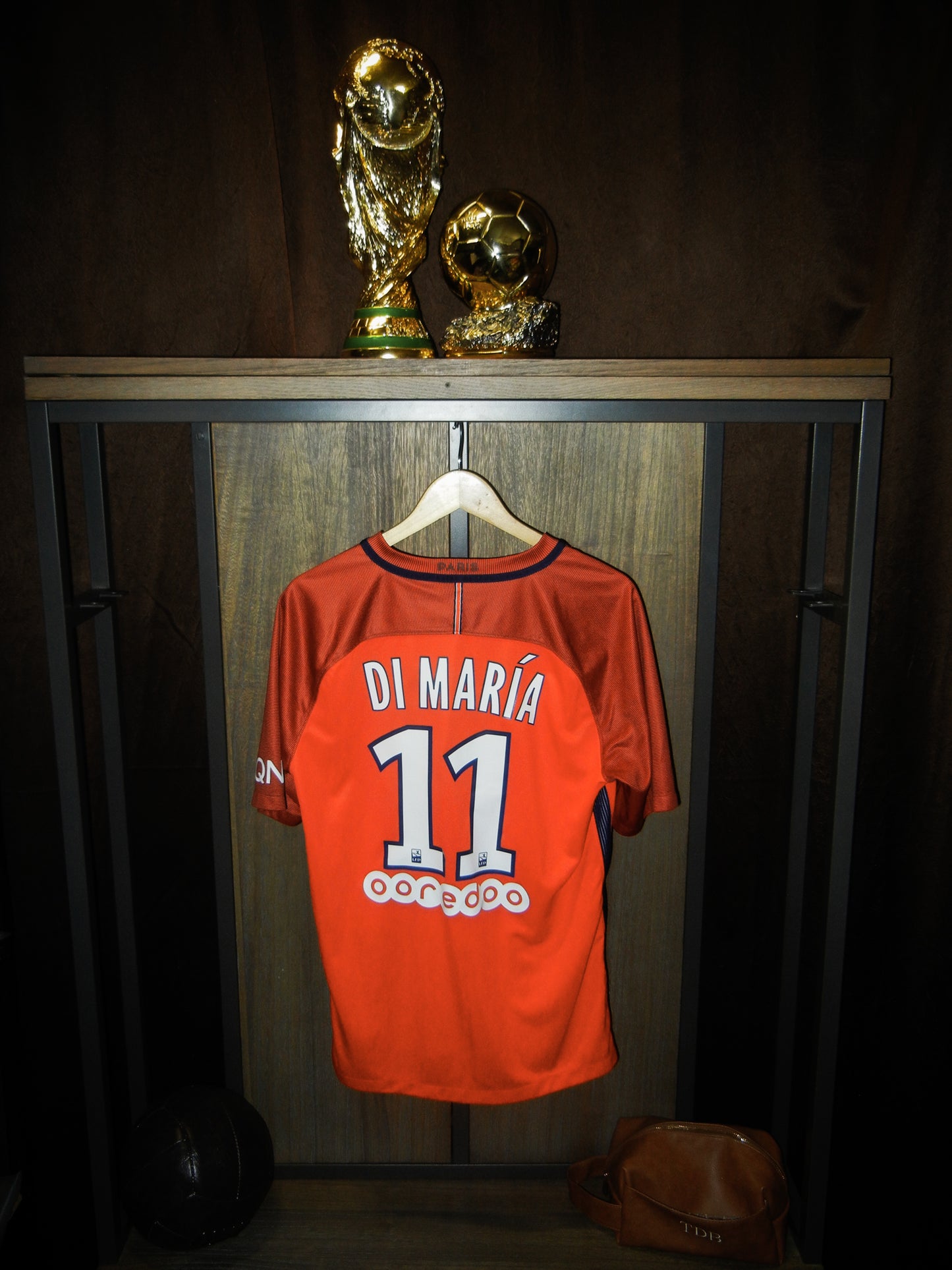 Paris Saint-Germain 2016/2017 Away Jersey – Di María #11 – Large – Red Nike Shirt (MPN: 776924-601)