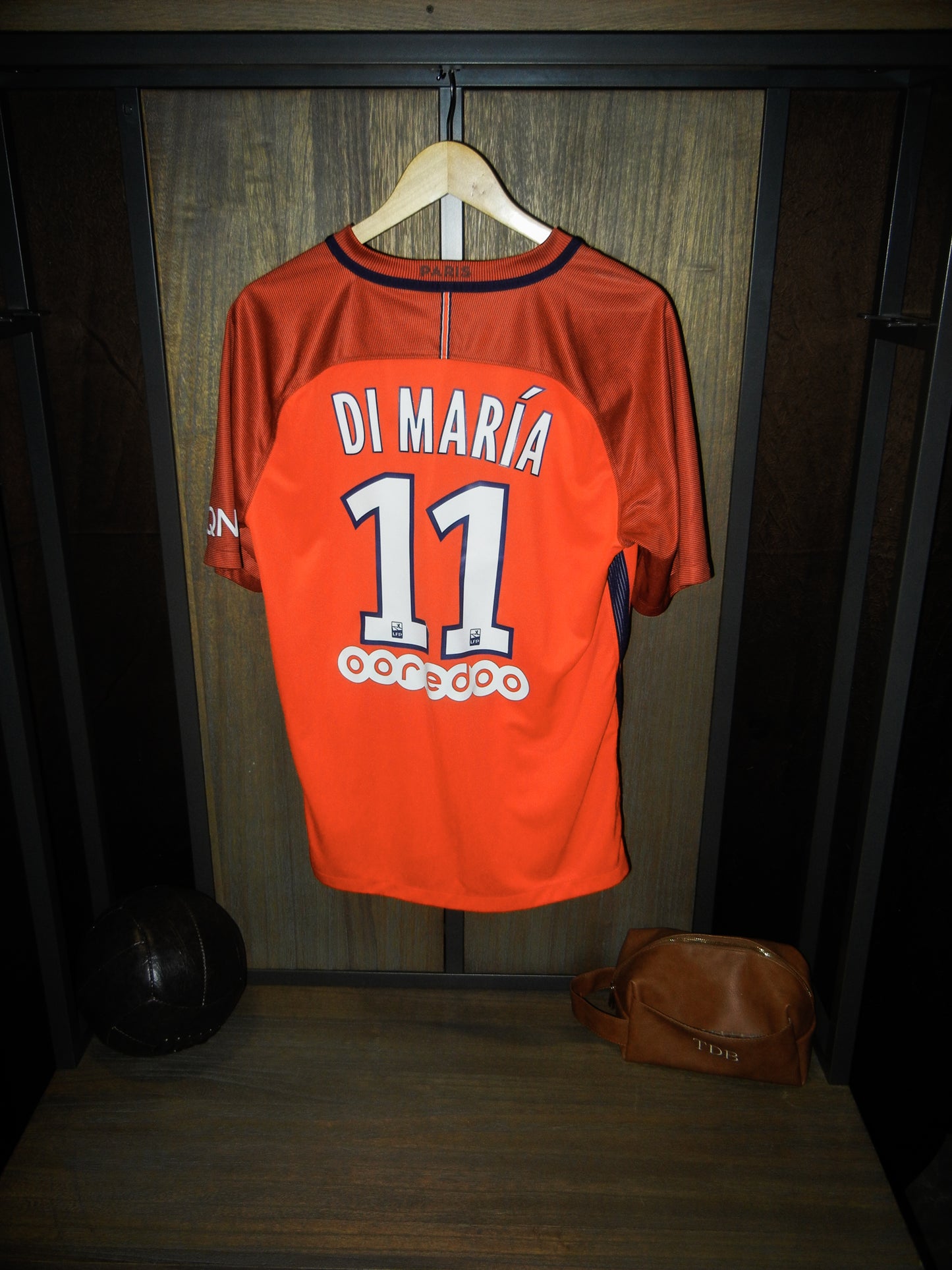 Paris Saint-Germain 2016/2017 Away Jersey – Di María #11 – Large – Red Nike Shirt (MPN: 776924-601)