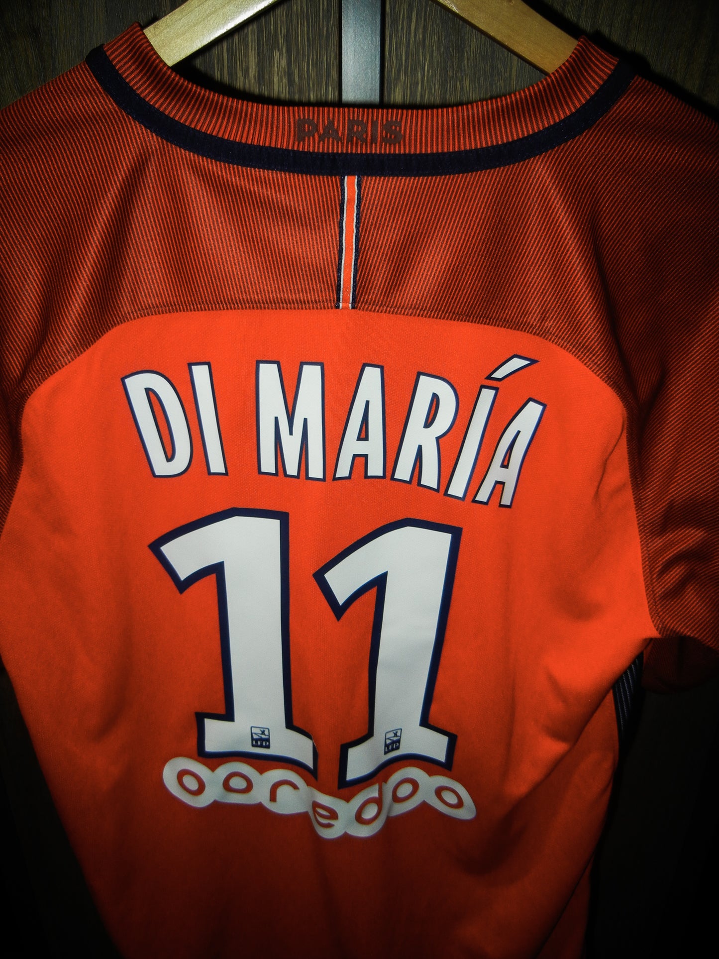 Paris Saint-Germain 2016/2017 Away Jersey – Di María #11 – Large – Red Nike Shirt (MPN: 776924-601)