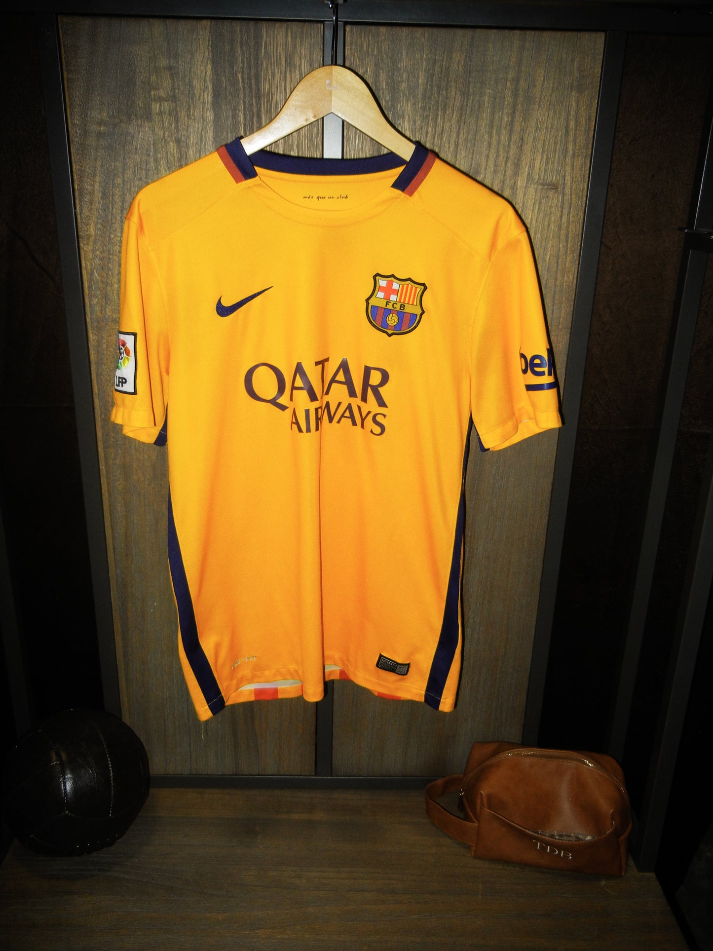 Barcelona 2015/2016 Away Jersey – Luis Suárez #9 – Medium – Gold and Yellow Nike Shirt (MPN: 658777-740)
