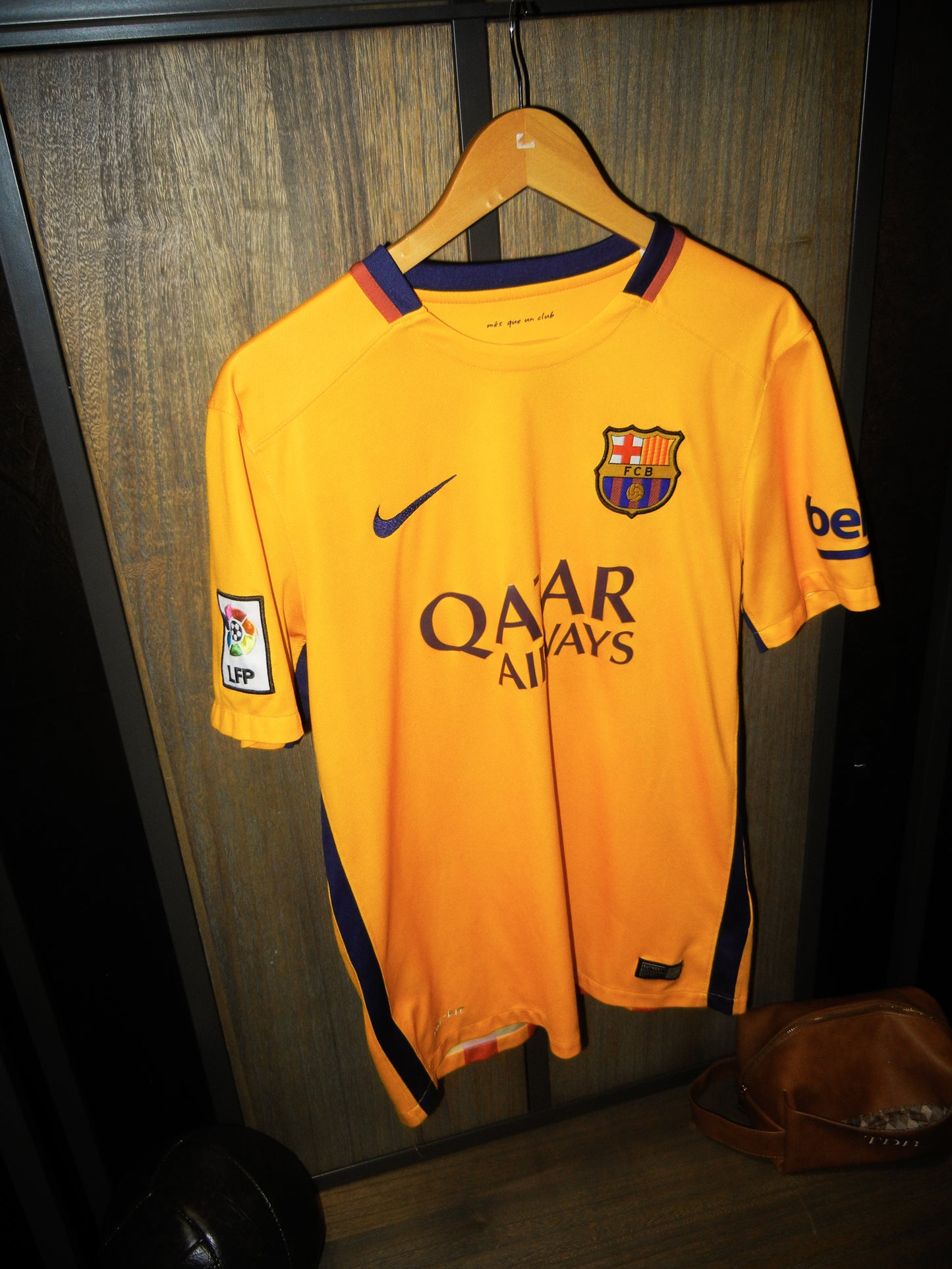 Barcelona 2015/2016 Away Jersey – Luis Suárez #9 – Medium – Gold and Yellow Nike Shirt (MPN: 658777-740)