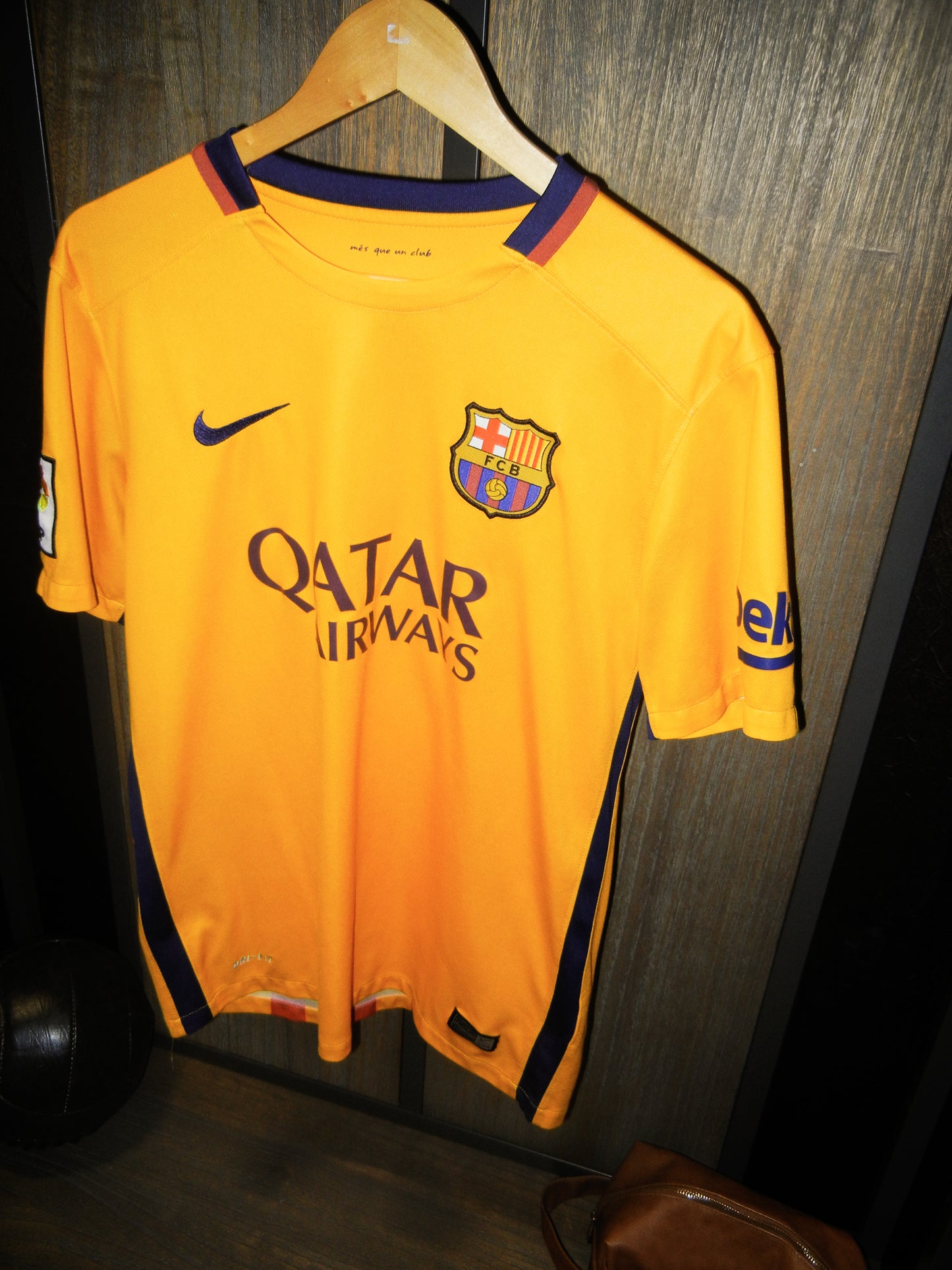 Barcelona 2015/2016 Away Jersey – Luis Suárez #9 – Medium – Gold and Yellow Nike Shirt (MPN: 658777-740)