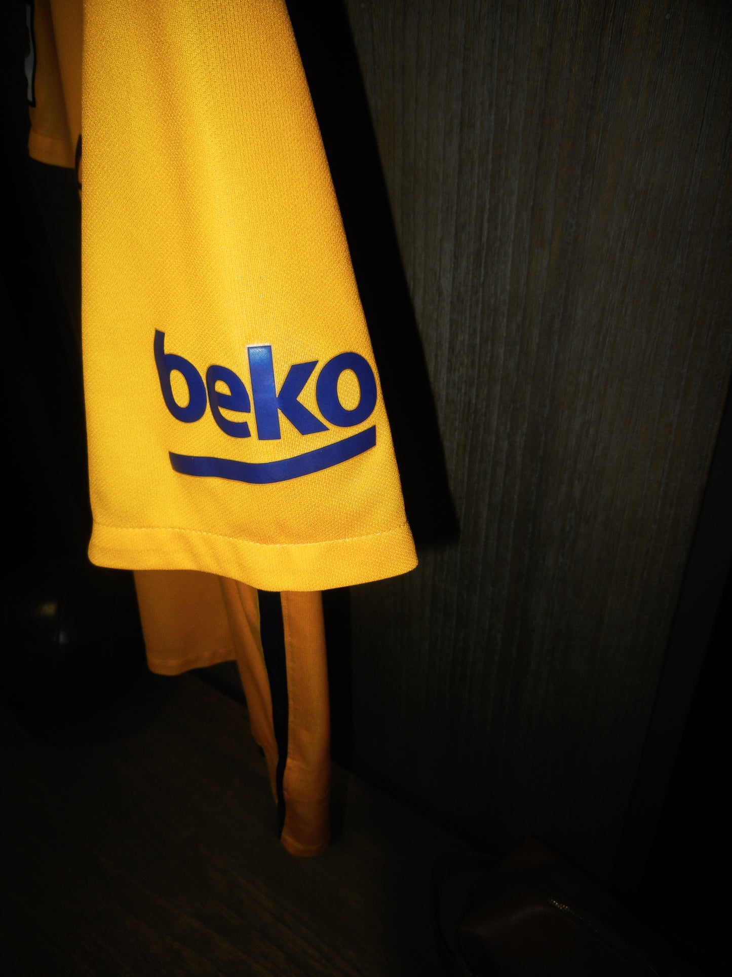 Barcelona 2015/2016 Away Jersey – Luis Suárez #9 – Medium – Gold and Yellow Nike Shirt (MPN: 658777-740)