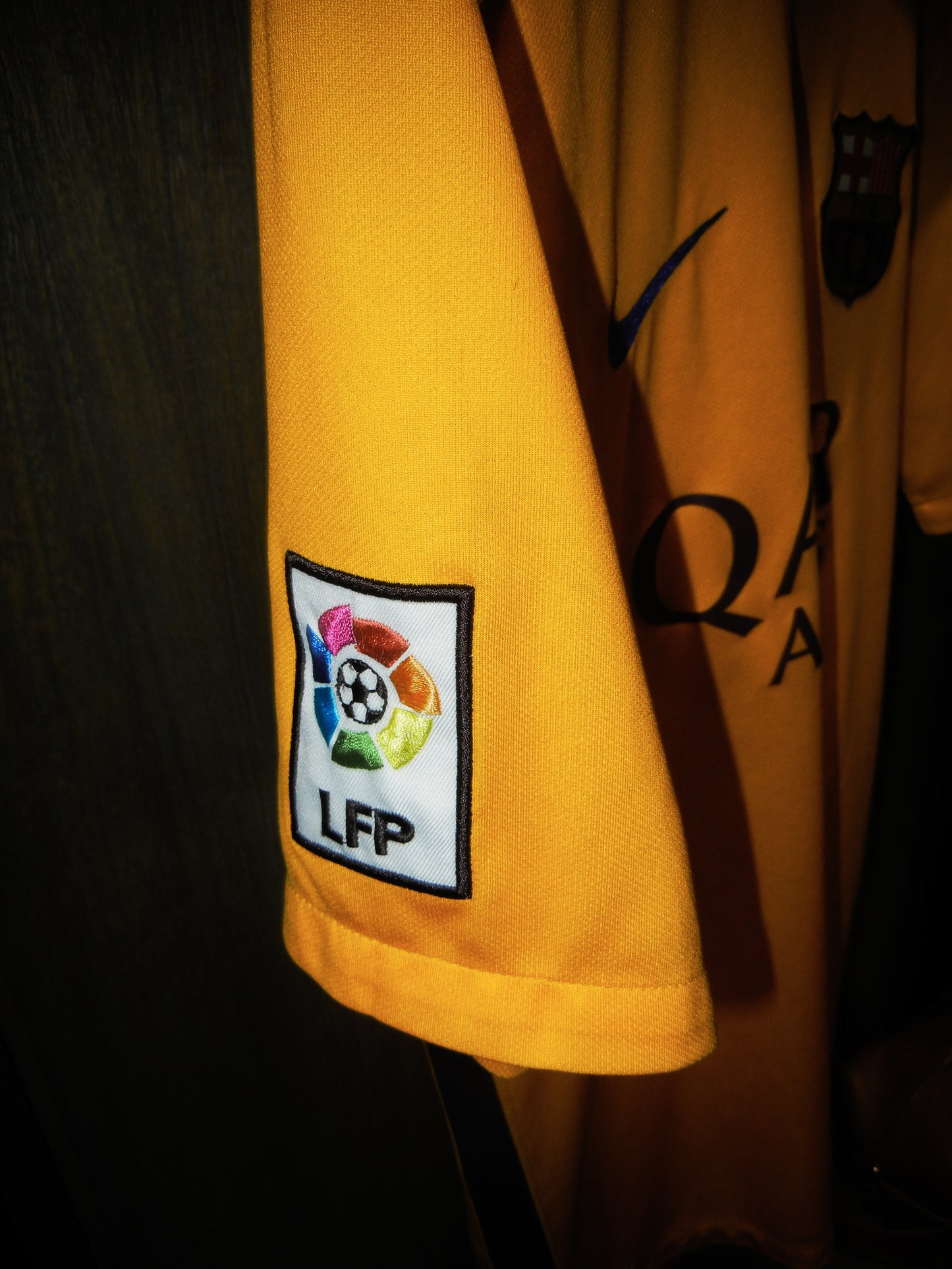 Barcelona 2015/2016 Away Jersey – Luis Suárez #9 – Medium – Gold and Yellow Nike Shirt (MPN: 658777-740)