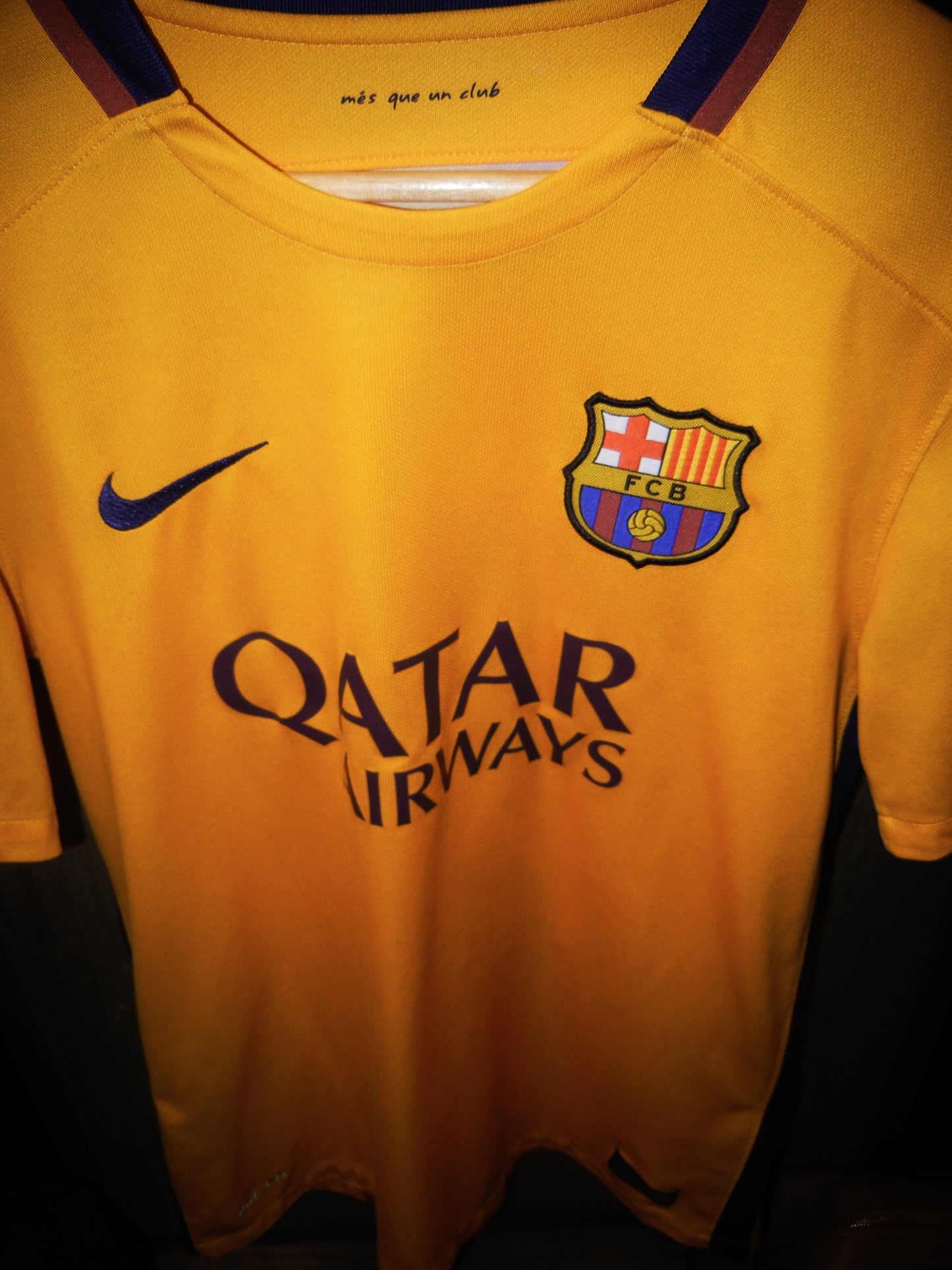 Barcelona 2015/2016 Away Jersey – Luis Suárez #9 – Medium – Gold and Yellow Nike Shirt (MPN: 658777-740)