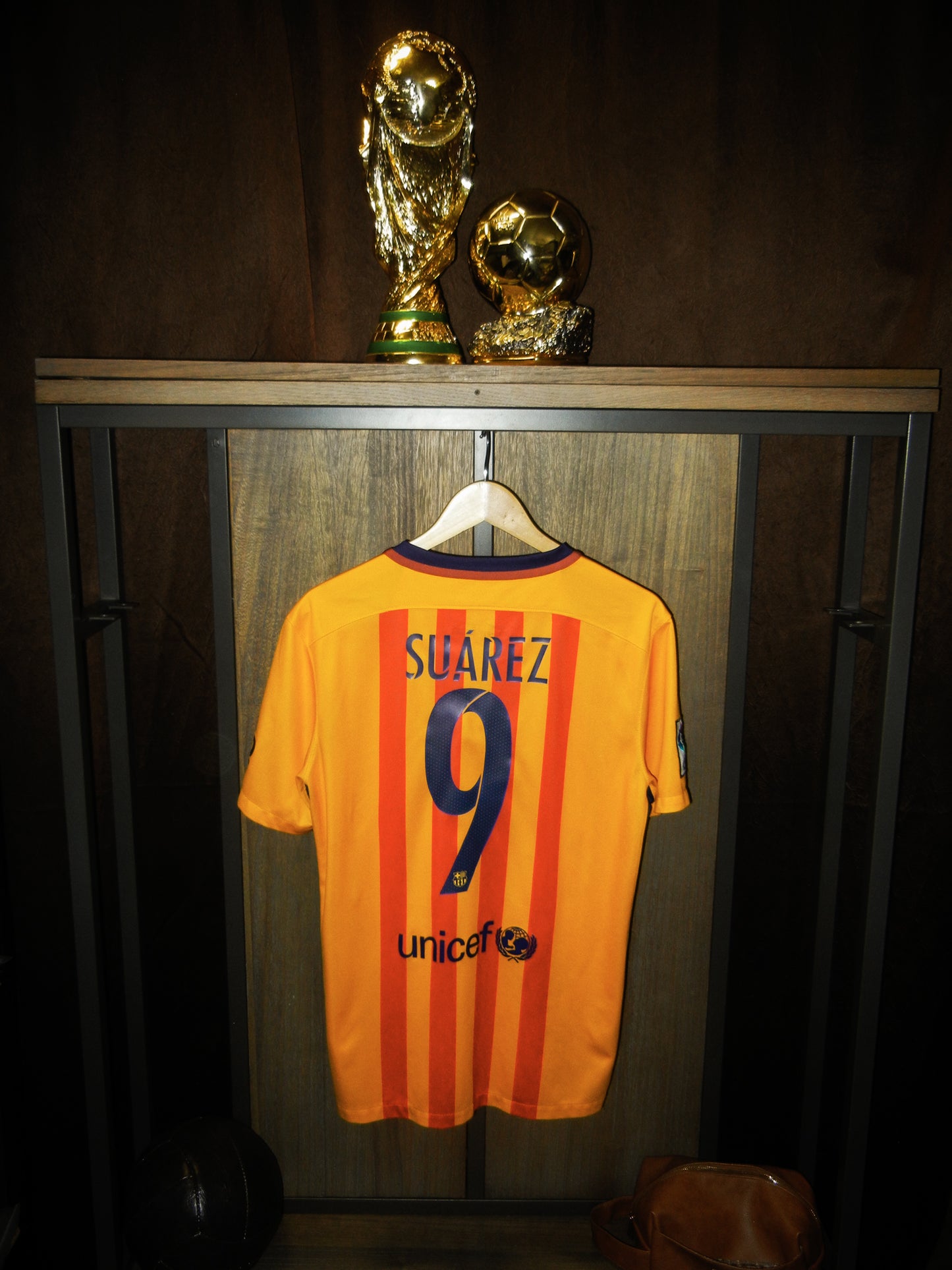 Barcelona 2015/2016 Away Jersey – Luis Suárez #9 – Medium – Gold and Yellow Nike Shirt (MPN: 658777-740)