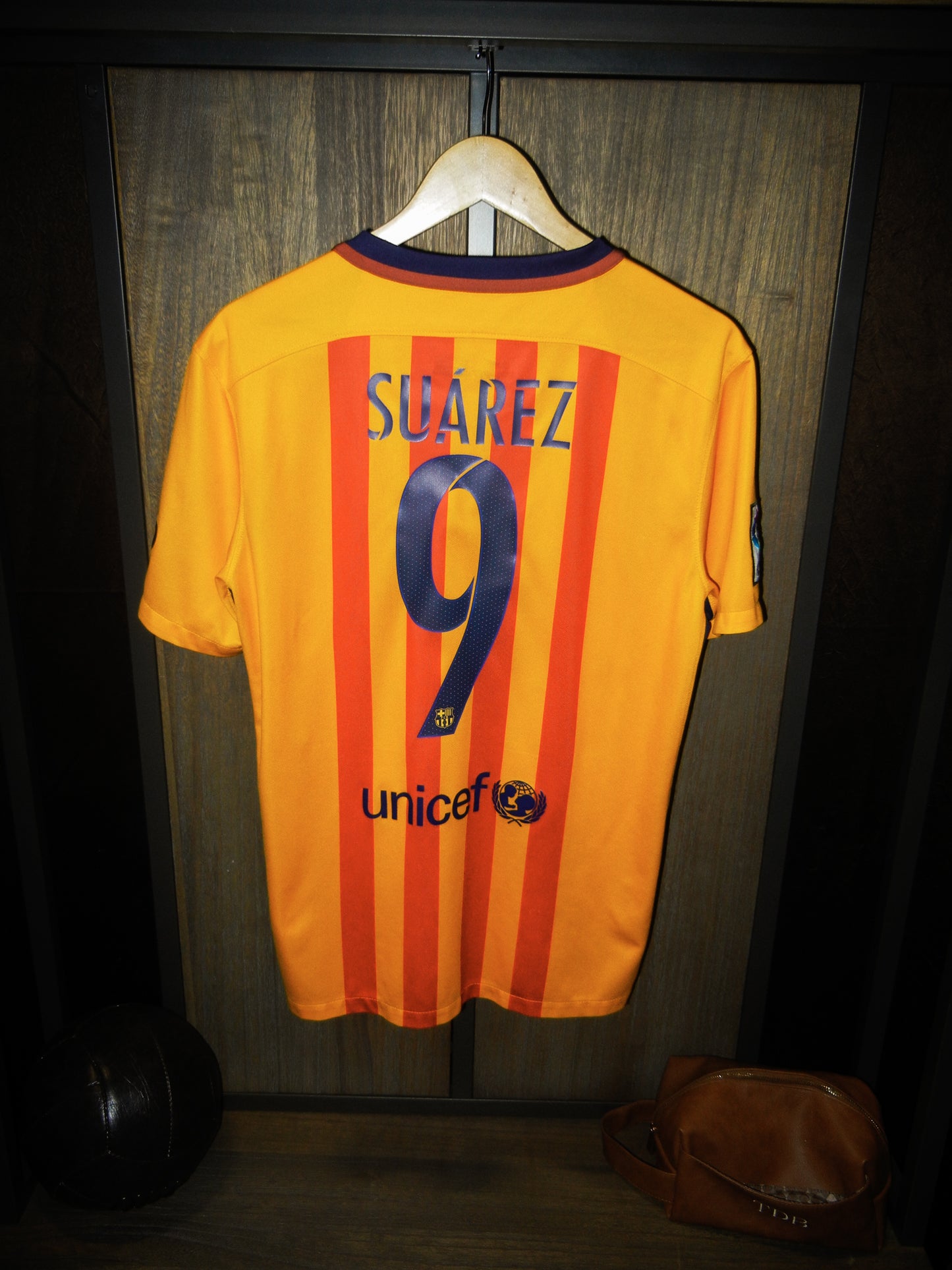 Barcelona 2015/2016 Away Jersey – Luis Suárez #9 – Medium – Gold and Yellow Nike Shirt (MPN: 658777-740)