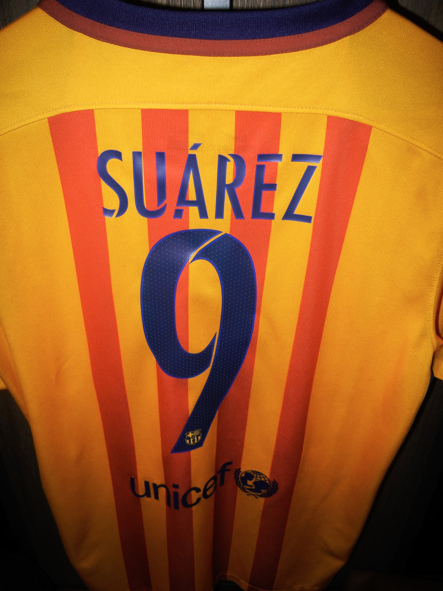Barcelona 2015/2016 Away Jersey – Luis Suárez #9 – Medium – Gold and Yellow Nike Shirt (MPN: 658777-740)